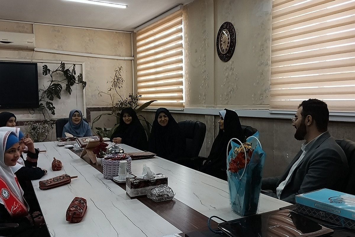 تجلیل دانش آموزان مدرسه هدی۱ از  مدیر ومعاونین آموزش و پرورش شهرستان قدس