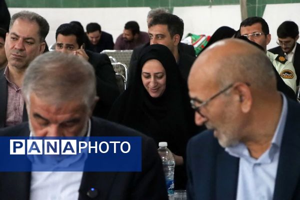 ثبت اثر انگشت هزار دانش‌آموز یزدی پای پرچم ایران