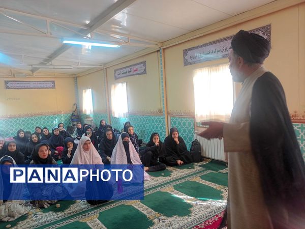 نماز جماعت در دبیرستان میرزا جعفر سروقد مشهد مقدس 