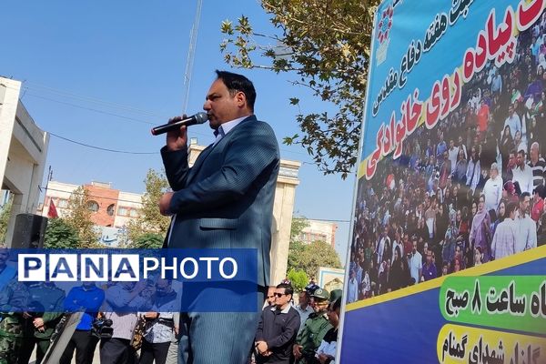 همایش پیاده‌روی خانوادگی به‌مناسبت هفته دفاع مقدس در نیشابور