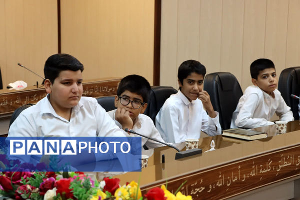 دیدار دانش‌آموزان مدرسه قرآنی رضوی با امام جمعه بافق