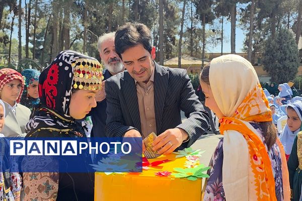 جشن عاطفه‌ها؛ لبریز از مهربانی در دبستان دخترانه قدر بهارستان ۲
