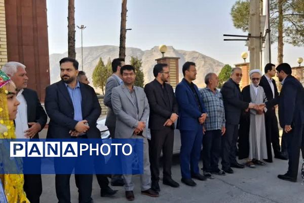 میثاق استاندار و مسئولان استانی با شهدا در سفر به زرقان