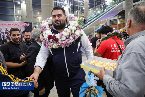 بازگشت تیم ملی وزنه‌برداری با جام قهرمانی‌