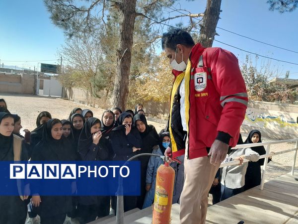 آموزش اطفای حریق و ایمنی به دانش آموزان دبیرستان مادرمهربان خلیل آباد