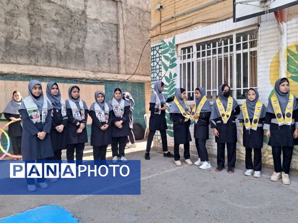 حرکات ورزشی و نمایشی در افتتاحیه المپیاد درون مدرسه‌ای