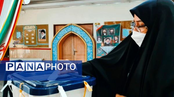 خانواده شهدا پای صندوق‌های رأی حضور پیدا کردند