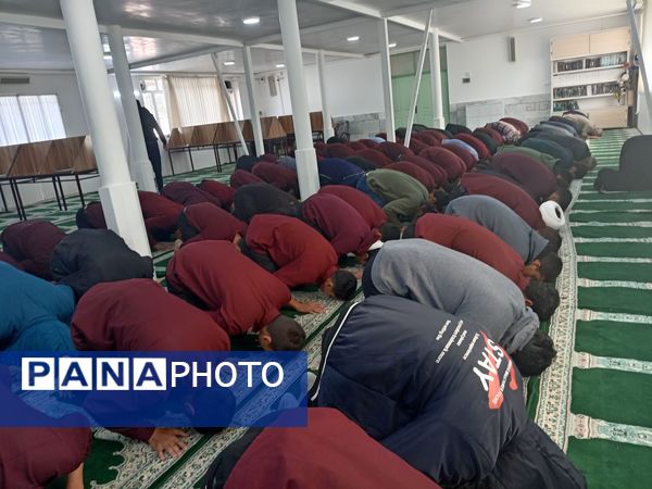 اقامه نماز جماعت به امامت امام جمعه کاشمر در دبیرستان نمونه آیت الله خامنه‌ای 