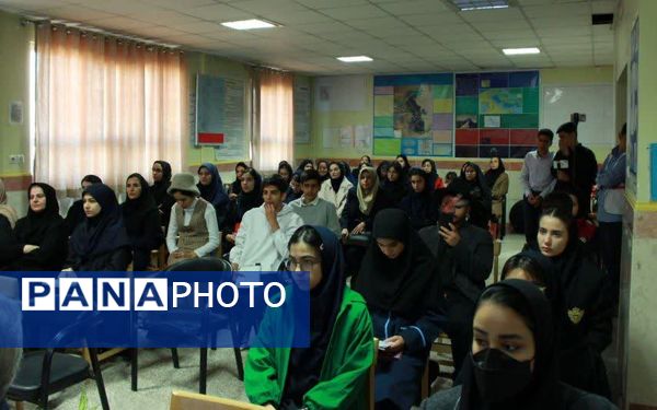 جشنواره «برگی از دانش» در دبیرستان نمونه دولتی کاشانی‌پور فردیس
