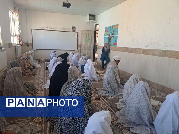 نماز جماعت در نمازخانه آموزشگاه زهرا عبداللهیان ارغا 