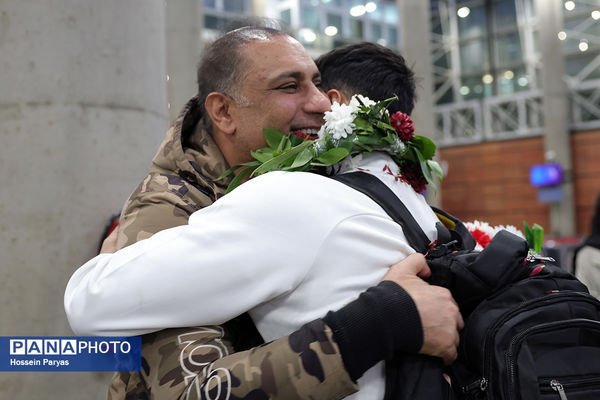 بازگشت طلایی‌پوشان بلندقامت دانش‌آموز ایران با کاپ قهرمانی