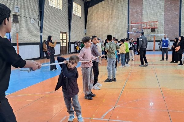 مسابقات طناب‌کشی و دارت در سالن زینبه شهرستان شیروان