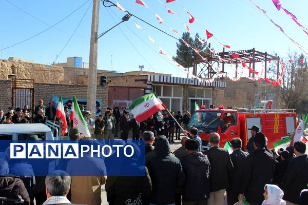 تمثال مبارک امام خمینی(ره) در شهر درق گلباران شد 