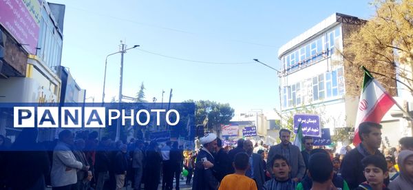 حضور پرشور دانش‌آموزان دبستان پسرانه فضیلت در راهپیمایی یوم‌الله ۱۳آبان 