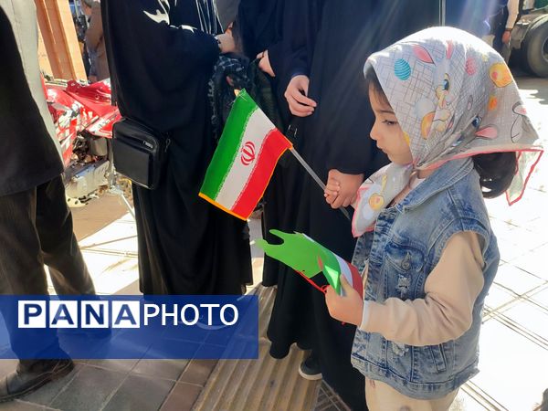 حضور پر شور دانش آموزان نیشابوری در راهپیمایی ١٣ آبان