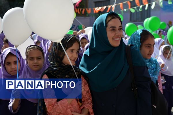 جشن میلاد حضرت زینب(س) با حضور مادر پرستار در دبستان علویان بهارستاندو