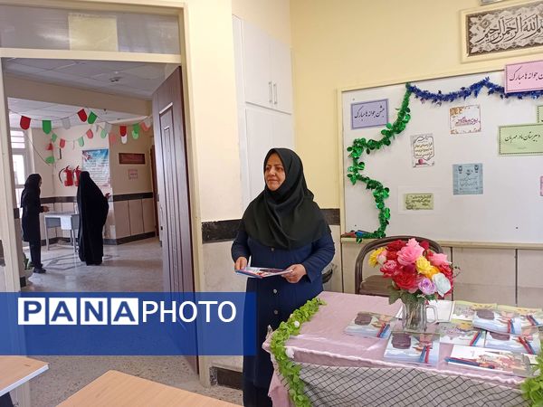 اهدای جوایز به دانش آموزان جدید الورود دبیرستان مادرمهربان خلیل آباد