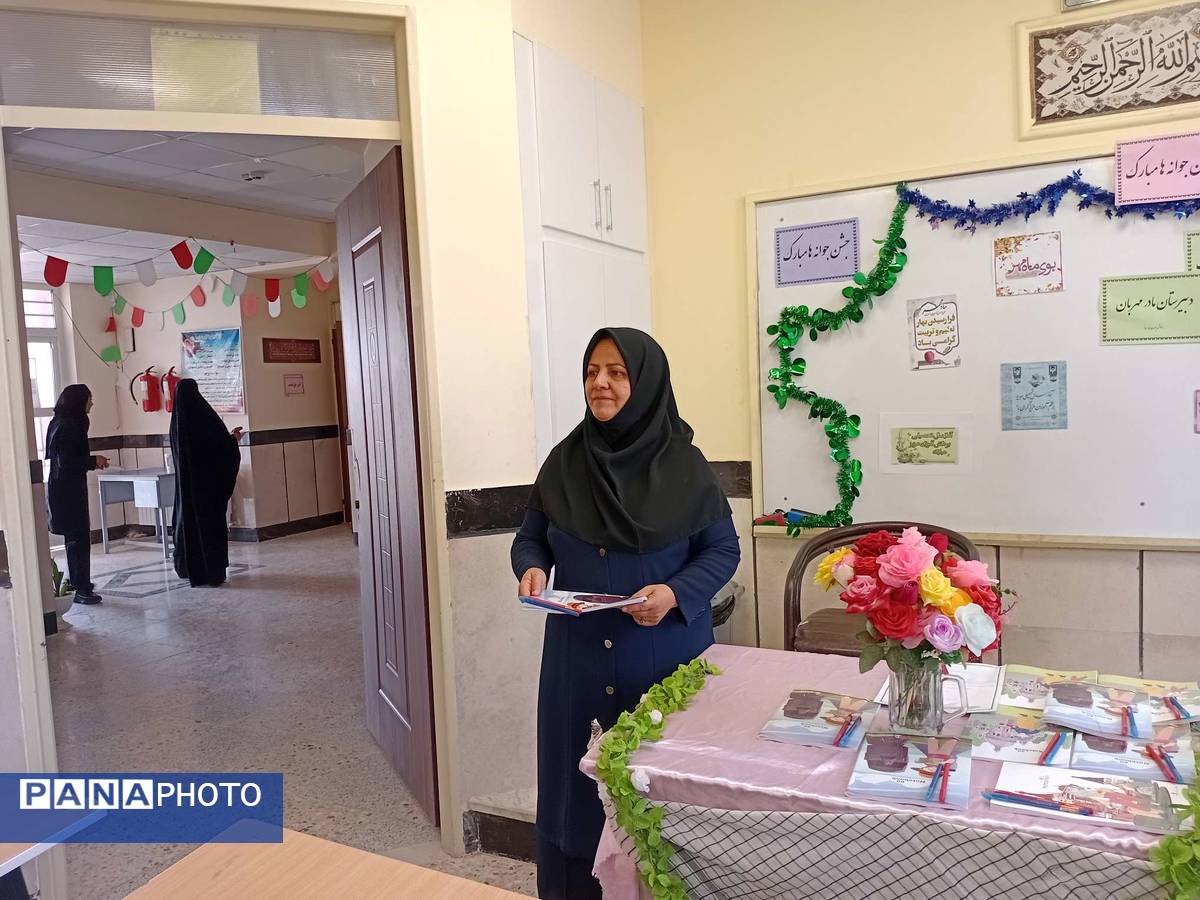 اهدای جوایز به دانش آموزان جدید الورود دبیرستان مادرمهربان خلیل آباد