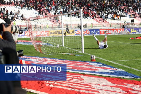 بازی تراکتور و ملوان در تبریز