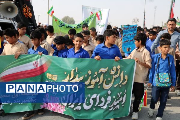دانش‌آموزان بندرخمیر پیشگام در تجدید میثاق با آرمان‌های استکبارستیزی