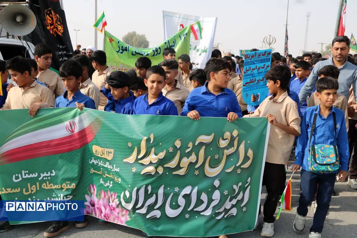 دانش‌آموزان بندرخمیر پیشگام در تجدید میثاق با آرمان‌های استکبارستیزی