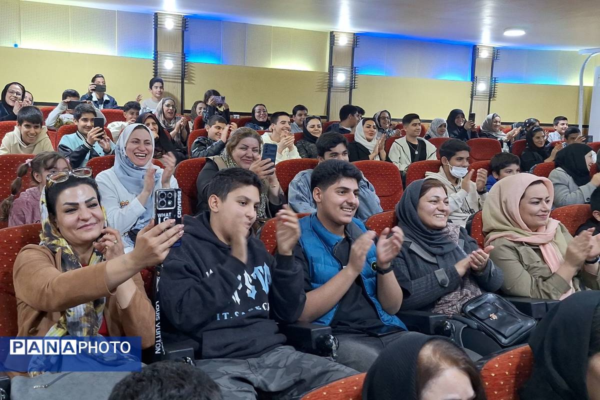 جشن میلاد بانوی دو عالم و گرامیداشت مقام مادر در دبیرستان رازی شیراز 