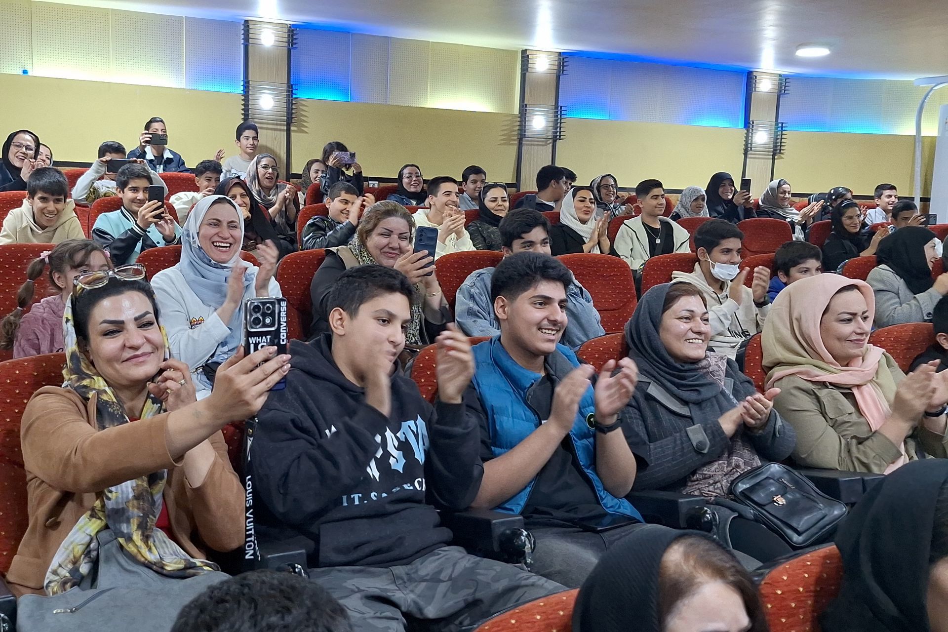 جشن میلاد بانوی دو عالم و گرامیداشت مقام مادر در دبیرستان رازی شیراز 