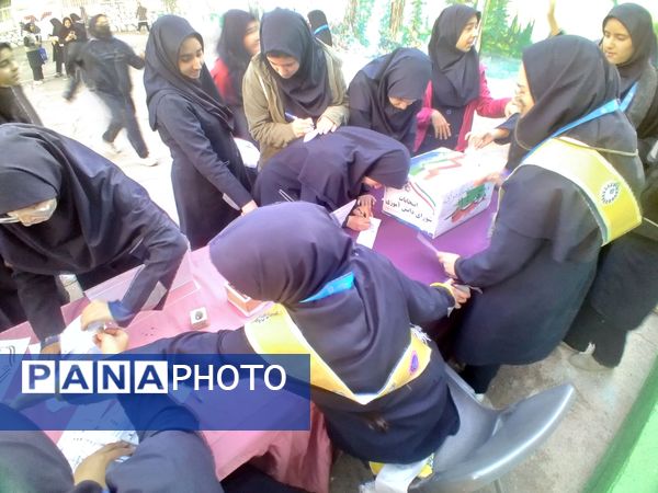 انتخاب نمایندگان شورای دانش‌آموزی در دبیرستان شاهد تکتم ناحیه سه