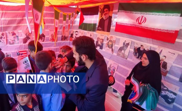 برپایی غرفه‌های سازمان دانش‌آموزی خراسان‌جنوبی در راهپیمایی 13 آبان