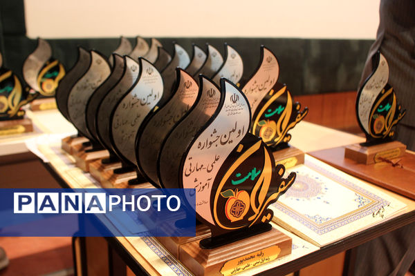 آیین تقدیر از برگزیدگان جشنواره سفیران سلامت استان قم