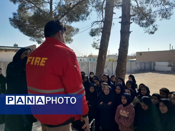 آموزش اطفای حریق و ایمنی به دانش آموزان دبیرستان مادرمهربان خلیل آباد