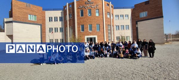 بازدید دانش آموزان مدرسه شهید خاقانی شیروان از کتابخانه اندیشه‌‌ در هفته کتاب و کتابخوانی