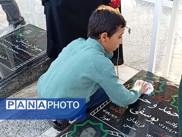 عطر افشانی و گلباران مزار شهدا توسط مسئولین کاشمر به مناسبت هفته دولت
