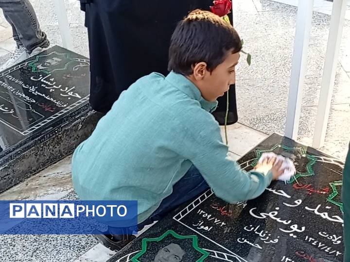 عطر افشانی و گلباران مزار شهدا توسط مسئولین کاشمر به مناسبت هفته دولت