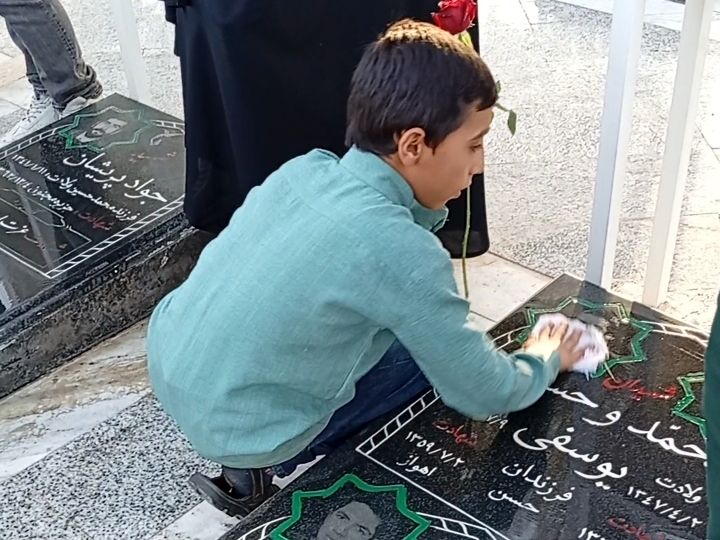 عطر افشانی و گلباران مزار شهدا توسط مسئولین کاشمر به مناسبت هفته دولت