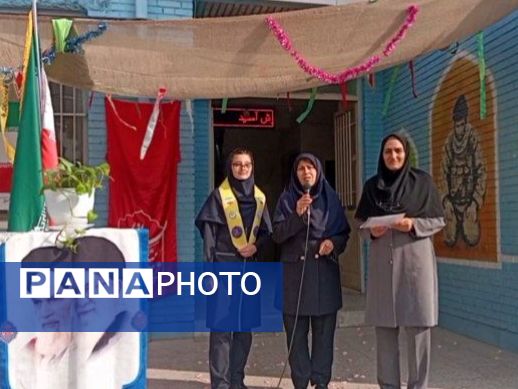 جشن تقدیر پیشتازان برگزیده پویش بوسه بر دستان مادر در دبیرستان دخترانه انقلاب اسلامی 