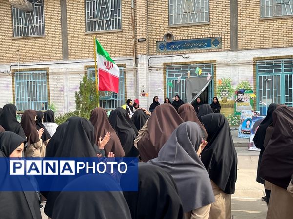 نواختن زنگ مهر در مدرسه شهید محمدی پور خلیل آباد 