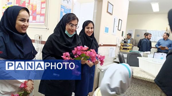 اهدای گل توسط دانش‌آموزان به پرستاران به مناسبت روز پرستار 