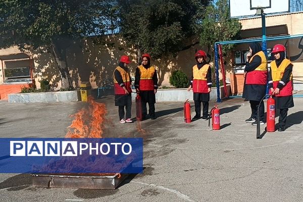 مانور پدافند غیرعامل در دبیرستان  سوده شهرستان ورامین 