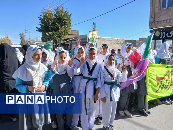 حضور پرشور فرهنگیان و دانش‌آموزان چاراویماق در یوم‌الله  ۱۳ آبان