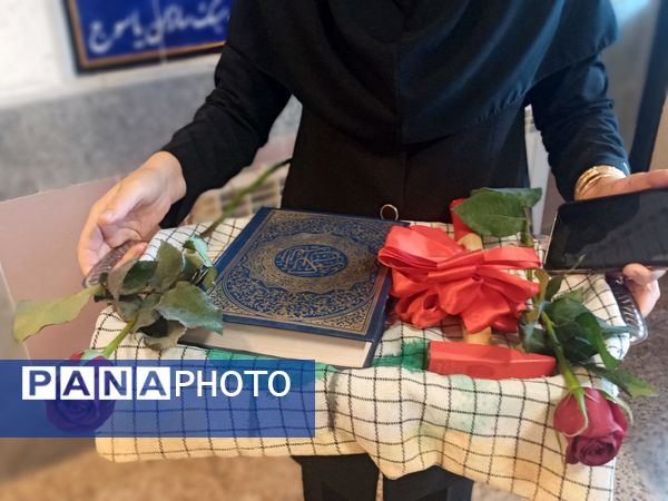 نواختن زنگ استانی مهر، ایثار و مقاومت در مدرسه نمونه دولتی ۹ دی به مناسبت آغاز سال تحصیلی و هفته دفاع مقدس