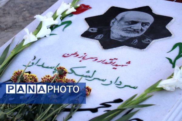 ادای احترام وزیر آموزش و پرورش و فرماندهان سپاه بر مزار سردار شهید کاظمی در بهشت رضا(ع)