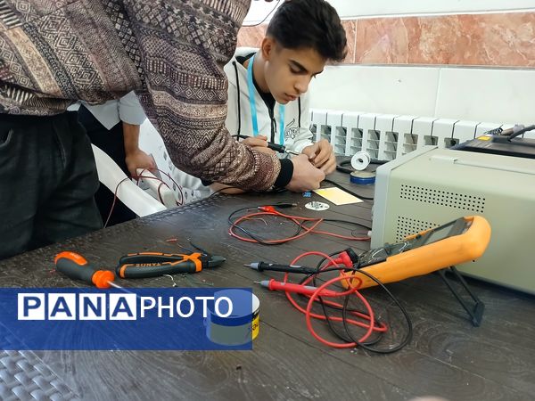 برگزاری نمایشگاه ایده‌های تحول آفرین در دبیرستان الگونه ناحیه ۳ شیراز