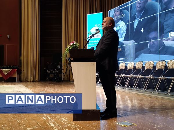 آیین بزرگداشت مردان نامدار با حضور چهره‌های فرهنگی و هنری در فرهنگسرای شهرکرد 