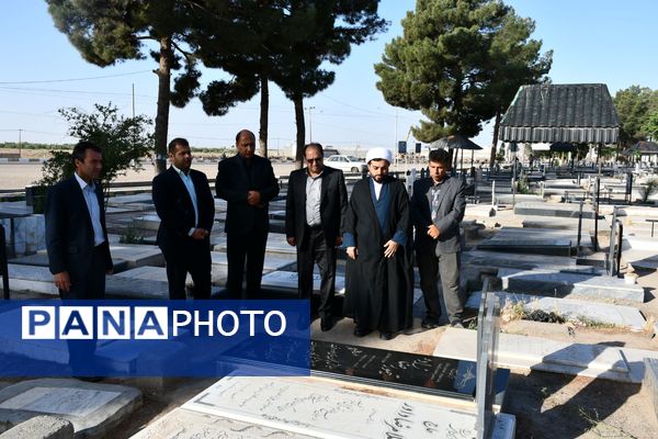 گلزارهای شهدا در هفته معلم عطرافشان شد