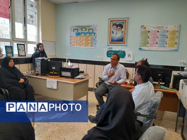 جلسه انجمن اولیا و مربیان در دبیرستان مادرمهربان خلیل آباد