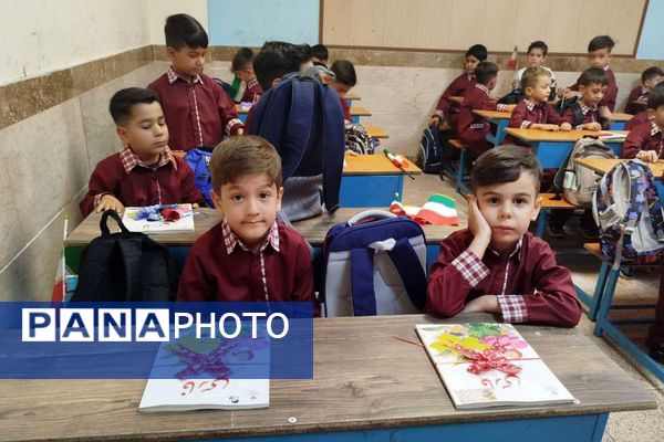 برگزاری جشن شکوفه ها در دبستان امام رضا ۱ شهر قیامدشت
