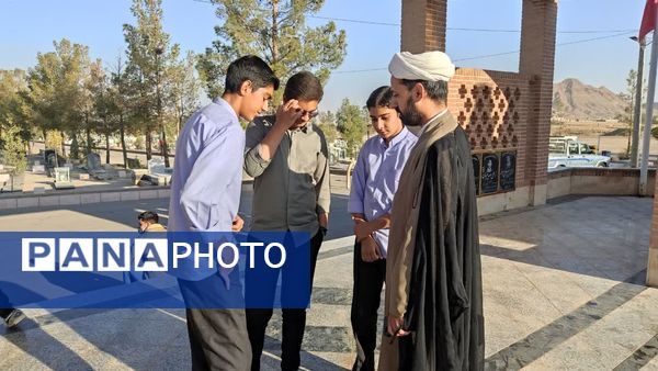 آغاز هفته بسیج دانشآموزی با غبارروبی مزار شهدای جوادالائمه توسط مسئولان و دانشآموزان بسیجی