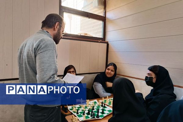 رقابت فکری دانش‌آموزان ورامینی در مسابقات شطرنج کانون هدایت