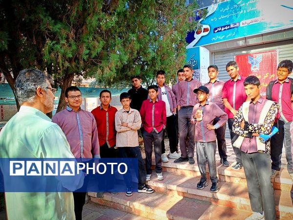 دانش آموزان دبیرستان میثاق از نمایشگاه خط بازدید کردند 